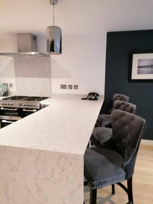 New Town House With *Free Allocated Parking* Appartement Hove Buitenkant foto