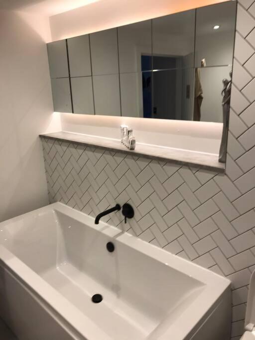 New Town House With *Free Allocated Parking* Appartement Hove Buitenkant foto